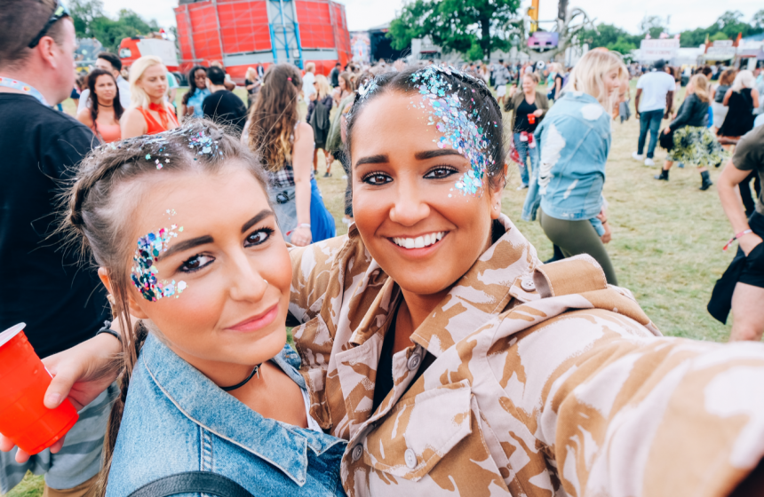 Dos chicas haciéndose un selfie en un festival de música